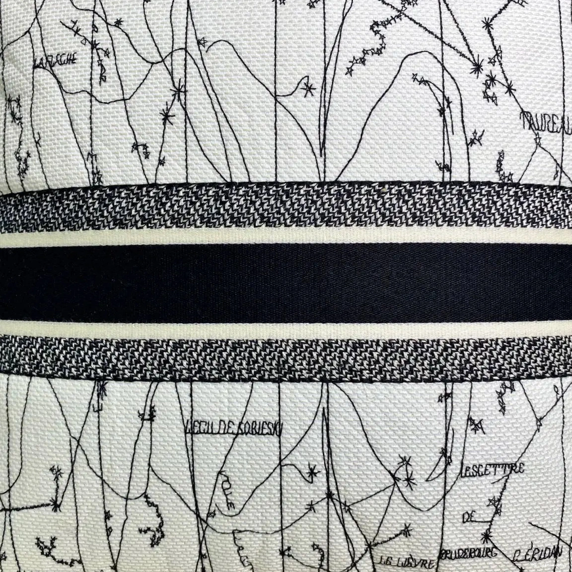 MOTIF CHRISTIAN PILLOW BLACK WORLD 0817